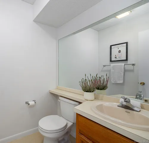 a view of yard with green space