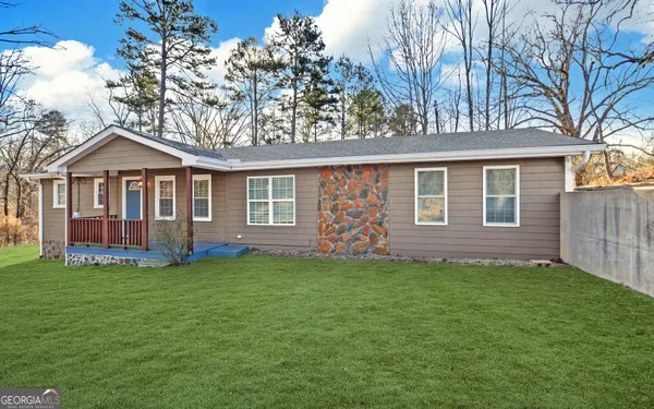 a view of a house with a yard