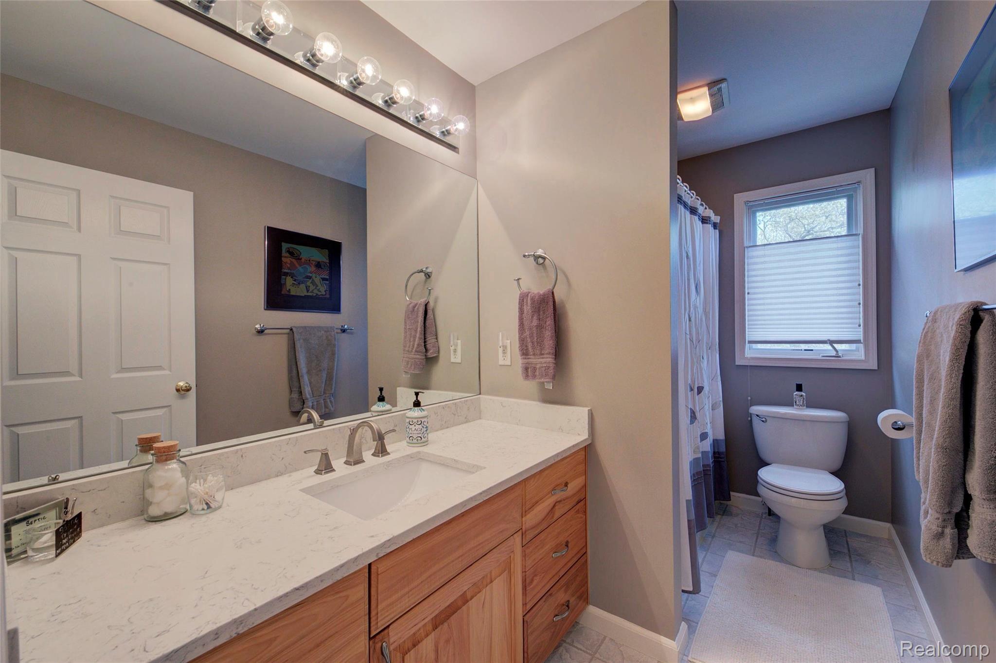 2901 Ridge Road White Lake, MI 48383 - Photo 53 of 86 Upper level Bath