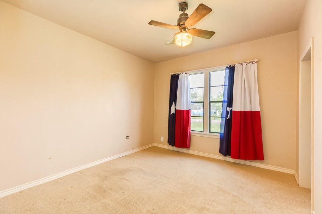 404 Chestnut Street Brazoria, TX 77422 - Photo 16 of 23 an empty room with windows and closet