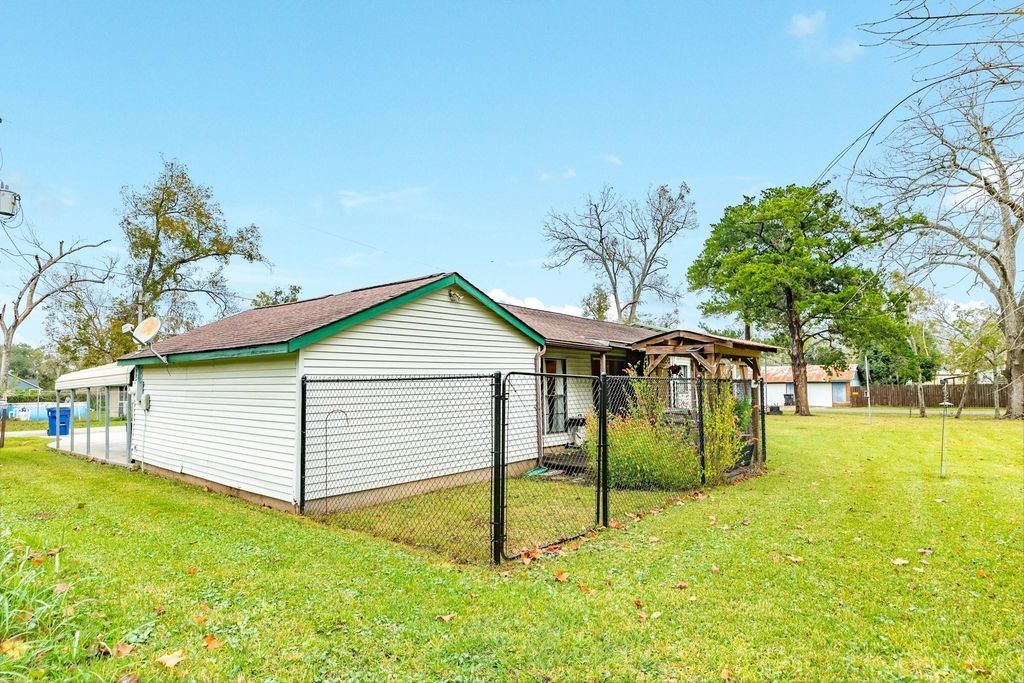 404 Chestnut Street Brazoria, TX 77422 - Photo 20 of 23 a view of a backyard with a garden and entertaining space