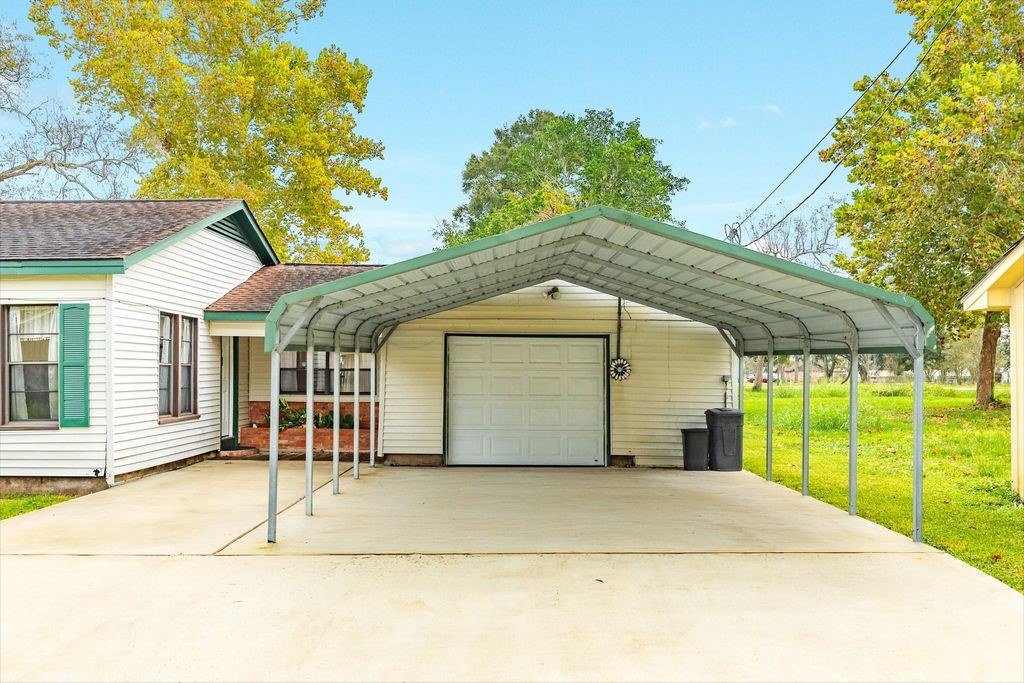404 Chestnut Street Brazoria, TX 77422 - Photo 4 of 23 a house with a outdoor space