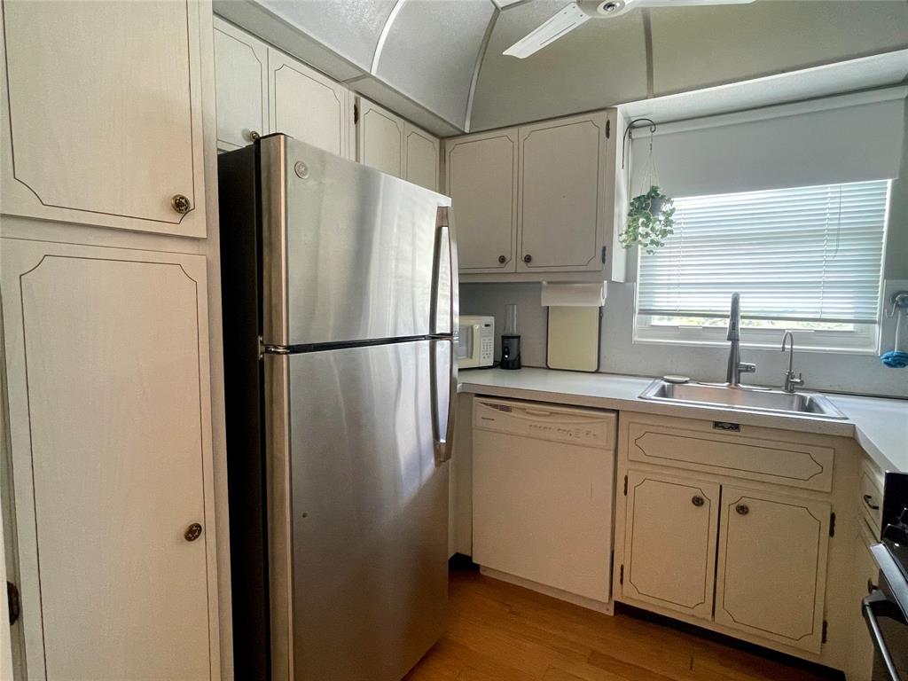 2500 Northeast 48th Lane, Unit 605 Fort Lauderdale, FL 33308 - Photo 17 of 32 a kitchen with appliances a refrigerator and a sink