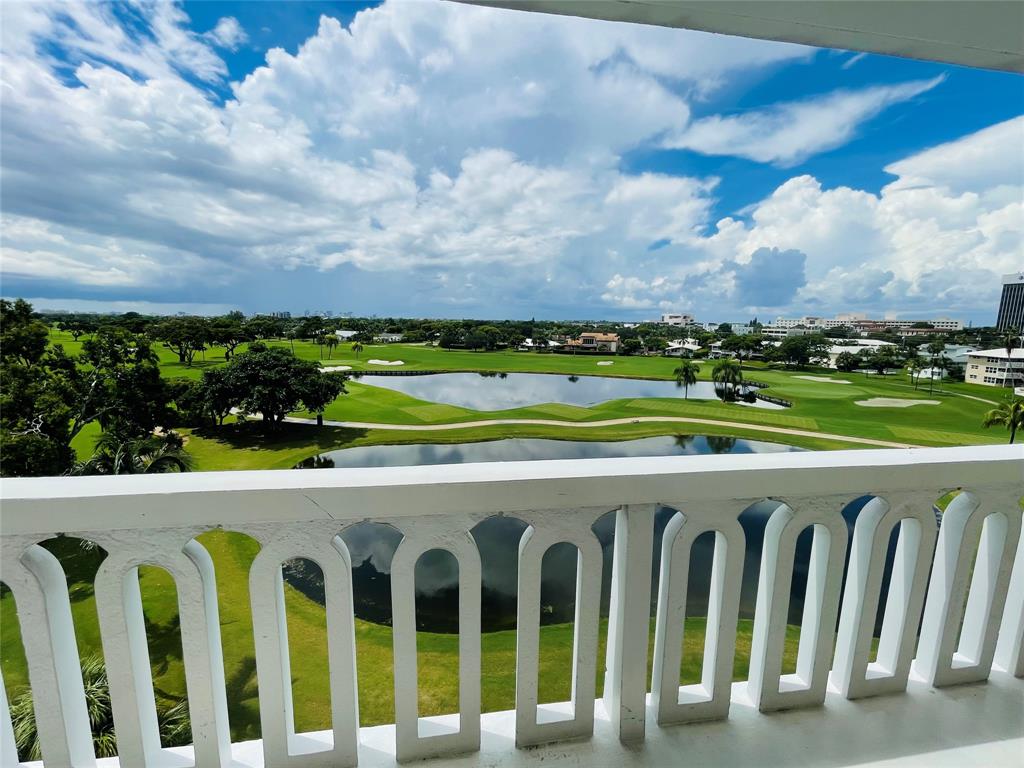 2500 Northeast 48th Lane, Unit 605 Fort Lauderdale, FL 33308 - Photo 19 of 32 a view of a garden with wooden fence