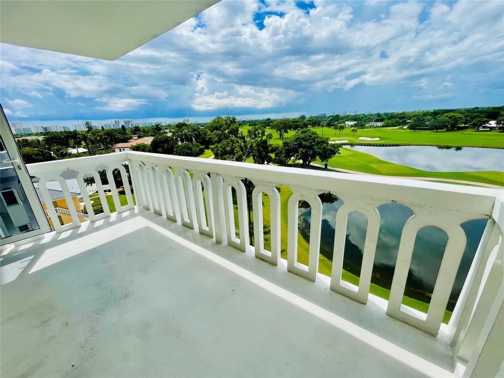 2500 Northeast 48th Lane, Unit 605 Fort Lauderdale, FL 33308 - Photo 20 of 32 a view of a balcony with city view