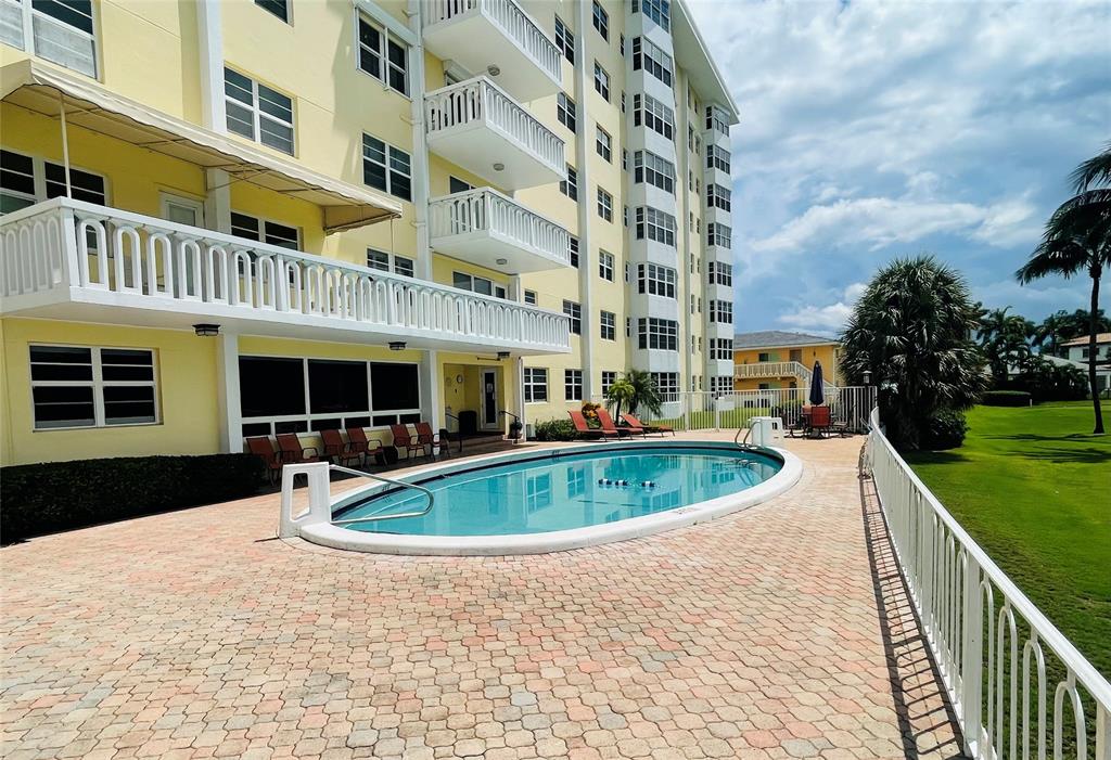 2500 Northeast 48th Lane, Unit 605 Fort Lauderdale, FL 33308 - Photo 29 of 32 a large building with a swimming pool in front of it