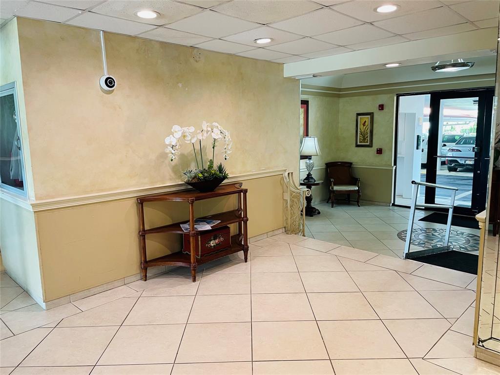 2500 Northeast 48th Lane, Unit 605 Fort Lauderdale, FL 33308 - Photo 30 of 32 a living room with furniture