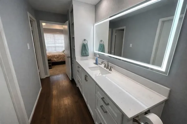 a en suite bathroom with a sink and a mirror