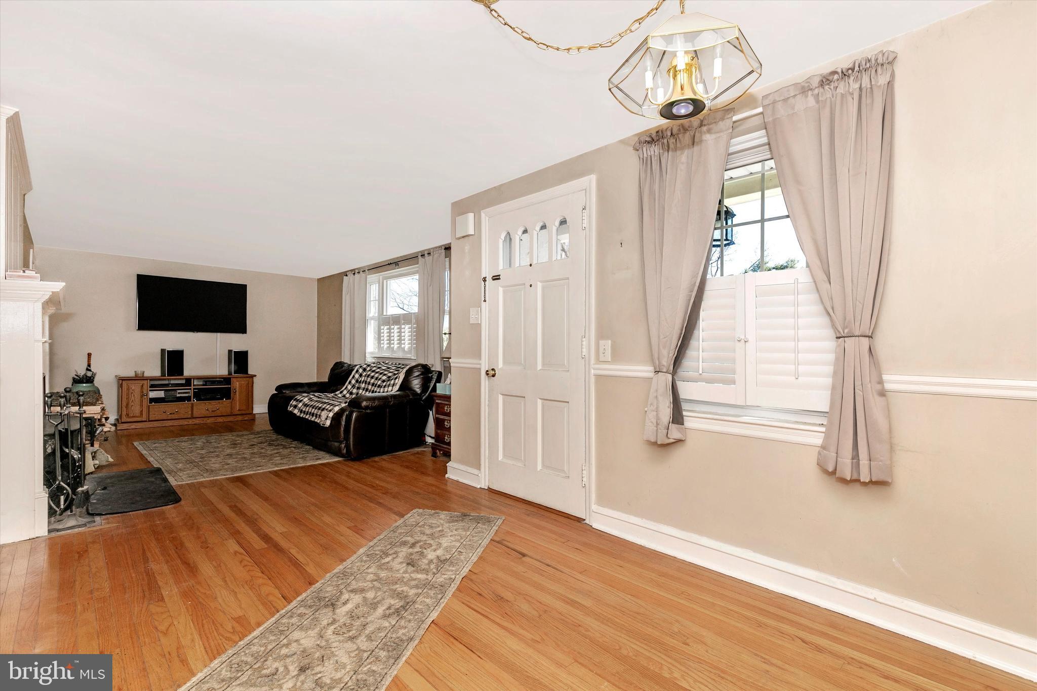 1035 Cardinal Road Norristown, PA 19403 - Photo 3 of 55 Gallery Image 3