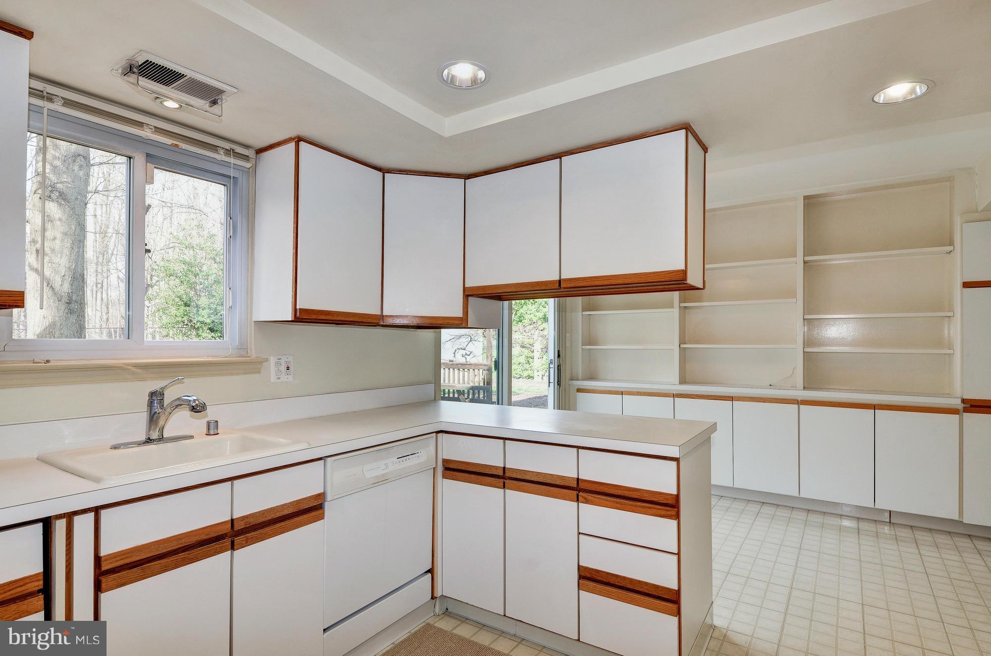 5514 Dunsmore Road Alexandria, VA 22315 - Photo 9 of 30 Lots of Cabinet Space