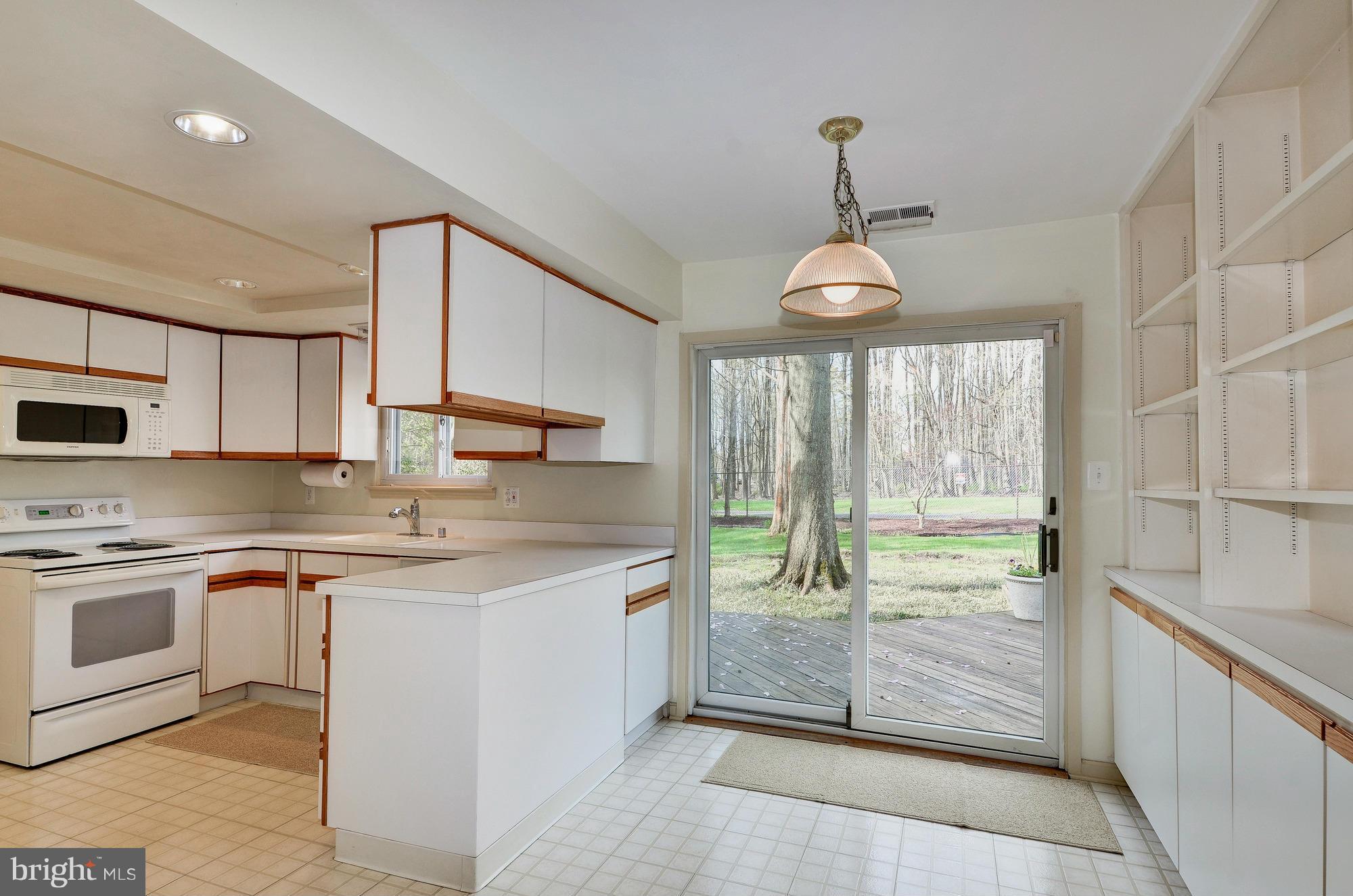 5514 Dunsmore Road Alexandria, VA 22315 - Photo 10 of 30 Breakfast Area with Sliding Glass Doors to Deck