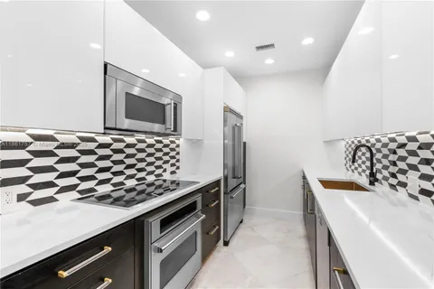 $5,999 | 209 North Fort Lauderdale Beach Boulevard, Unit 17C, Fort Lauderdale, FL 33304