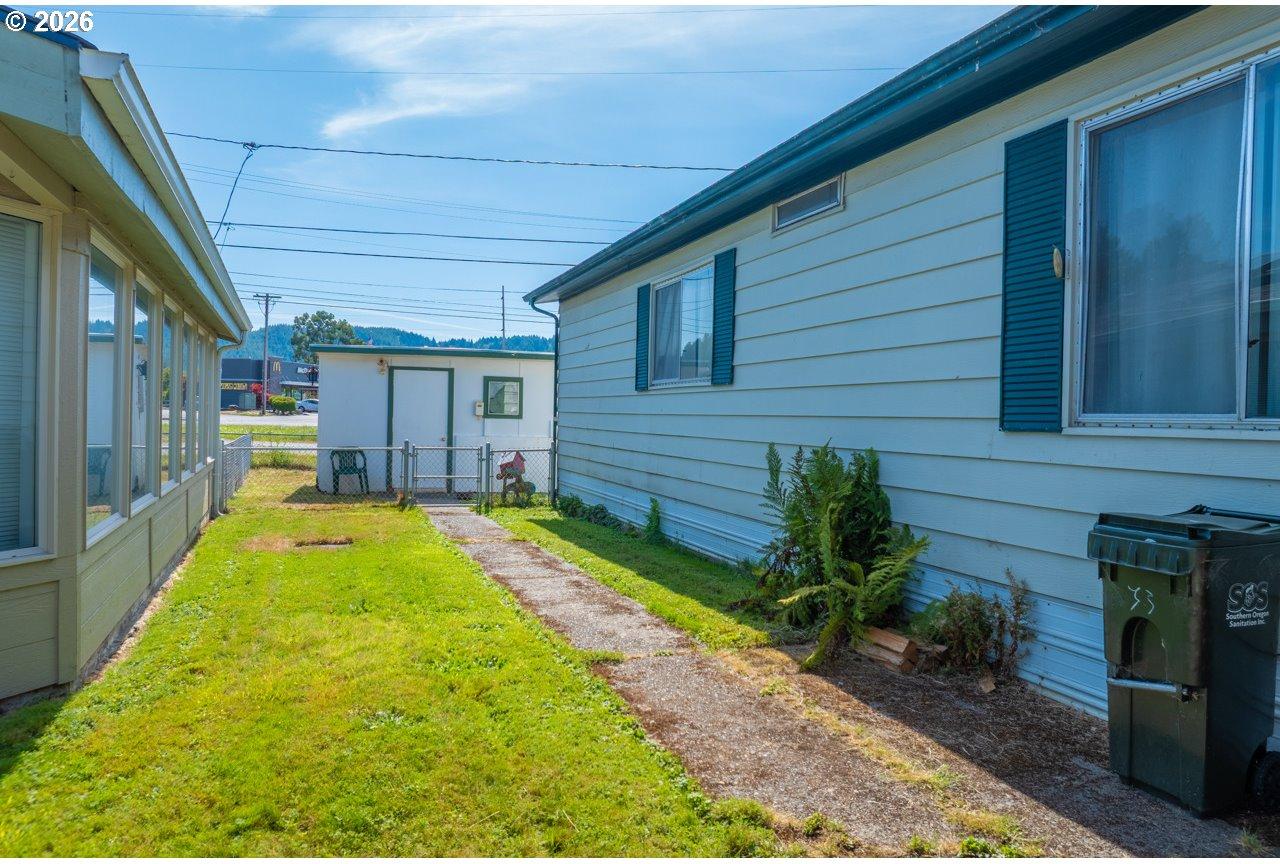 1413 Hawthorne Avenue, Unit 33 Reedsport, OR 97467 - Photo 27 of 35 Yard
