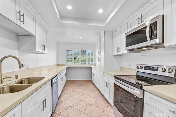 $4,475 | 18136 West Oxnard Street, Unit 40, Tarzana, CA 91356