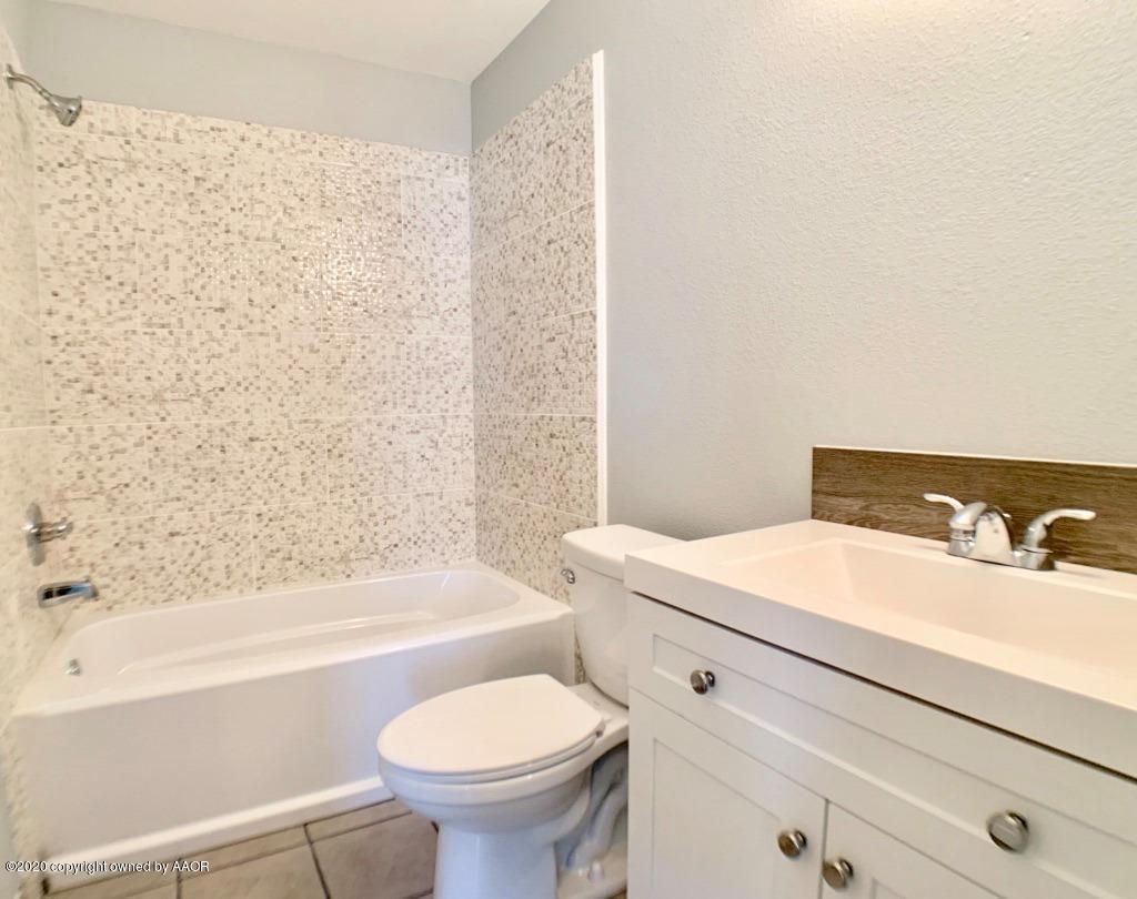 4213 South Harrison Street Amarillo, TX 79110 - Photo 13 of 14 a bathroom with a sink a toilet and bathtub