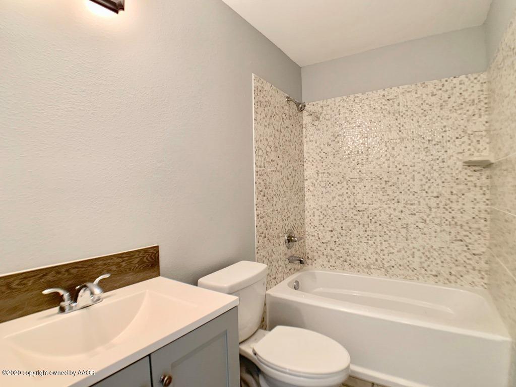 4213 South Harrison Street Amarillo, TX 79110 - Photo 9 of 14 a bathroom with a sink a toilet and bathtub