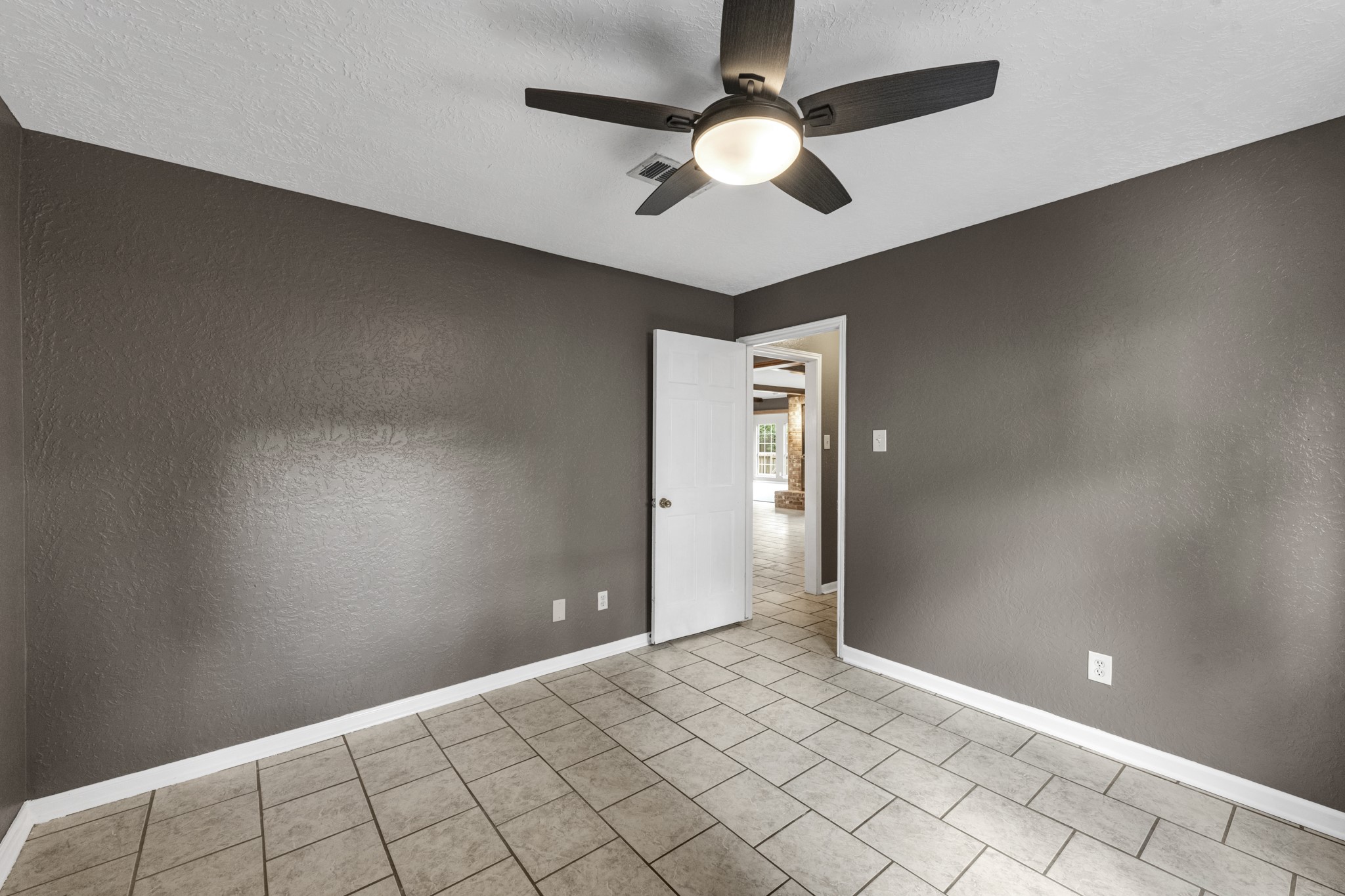 622 South Rivershire Drive Conroe, TX 77304 - Photo 20 of 25 Bedroom 3
