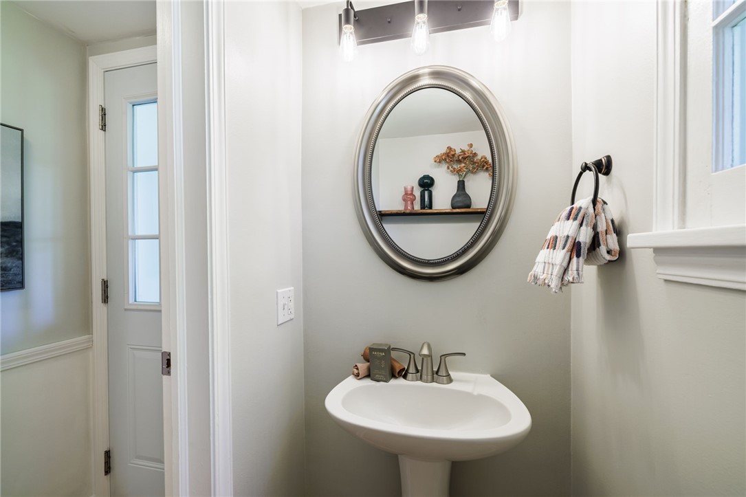 84 Sydenham Road Irondequoit, NY 14609 - Photo 12 of 31