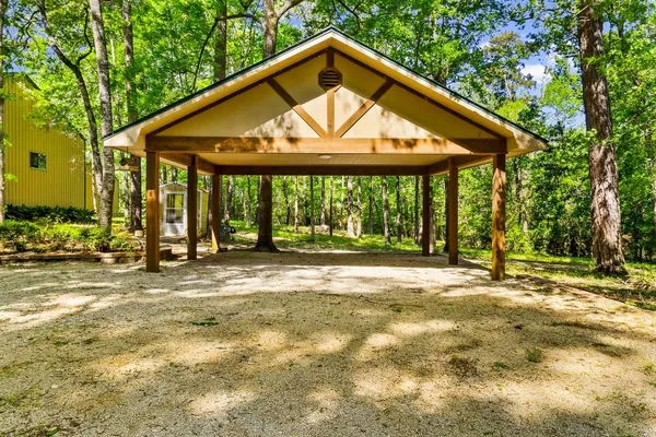 a view of yard with green space