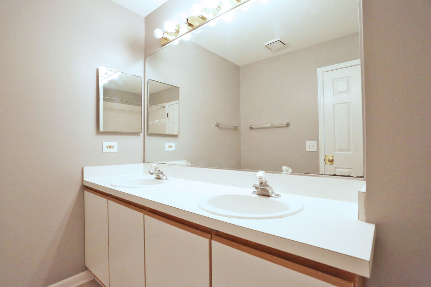 620 Cobblestone Court, Unit 620 Elgin, IL 60120 - Photo 16 of 25 a bathroom with a sink and a mirror