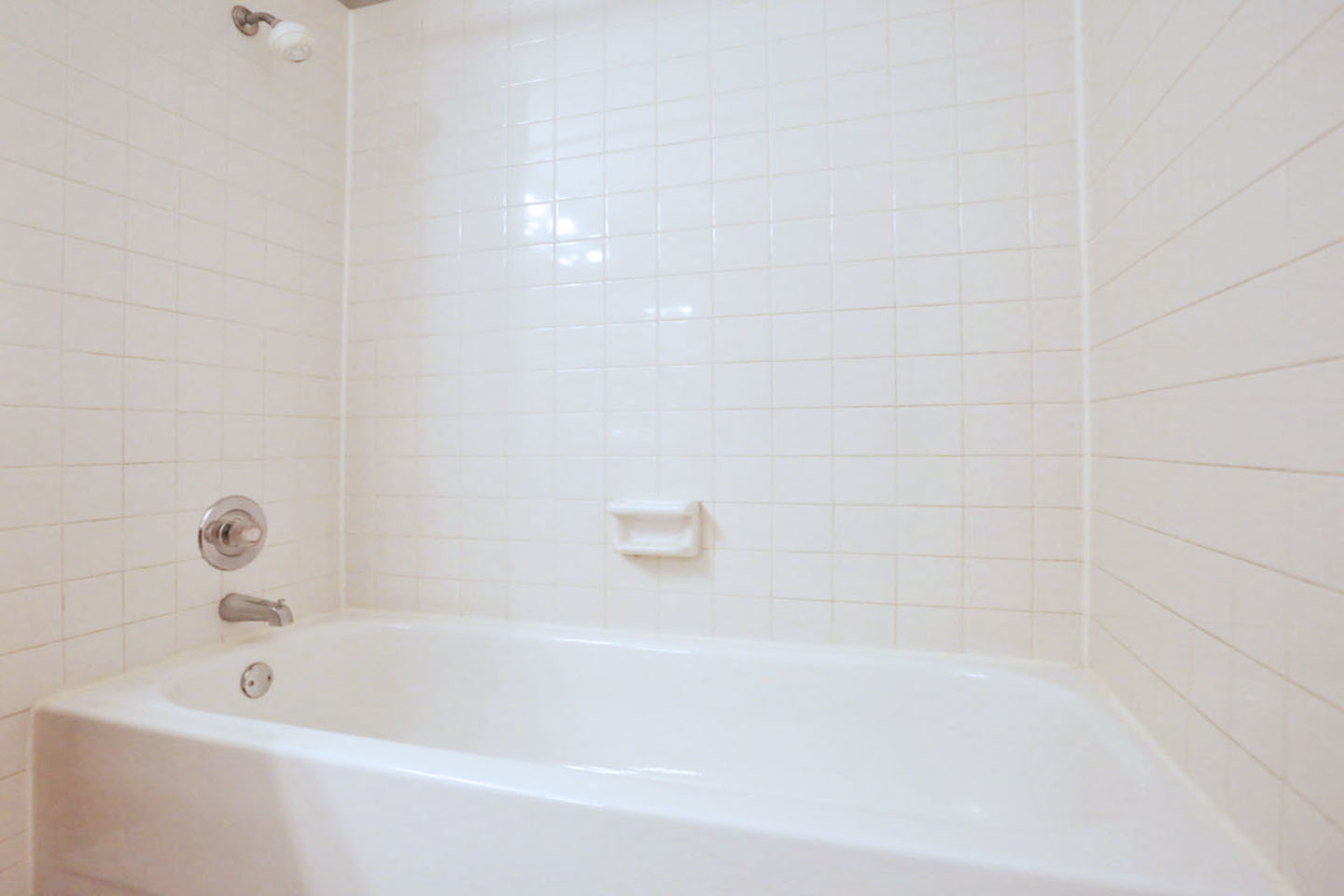 620 Cobblestone Court, Unit 620 Elgin, IL 60120 - Photo 17 of 25 a bathroom with a bathtub