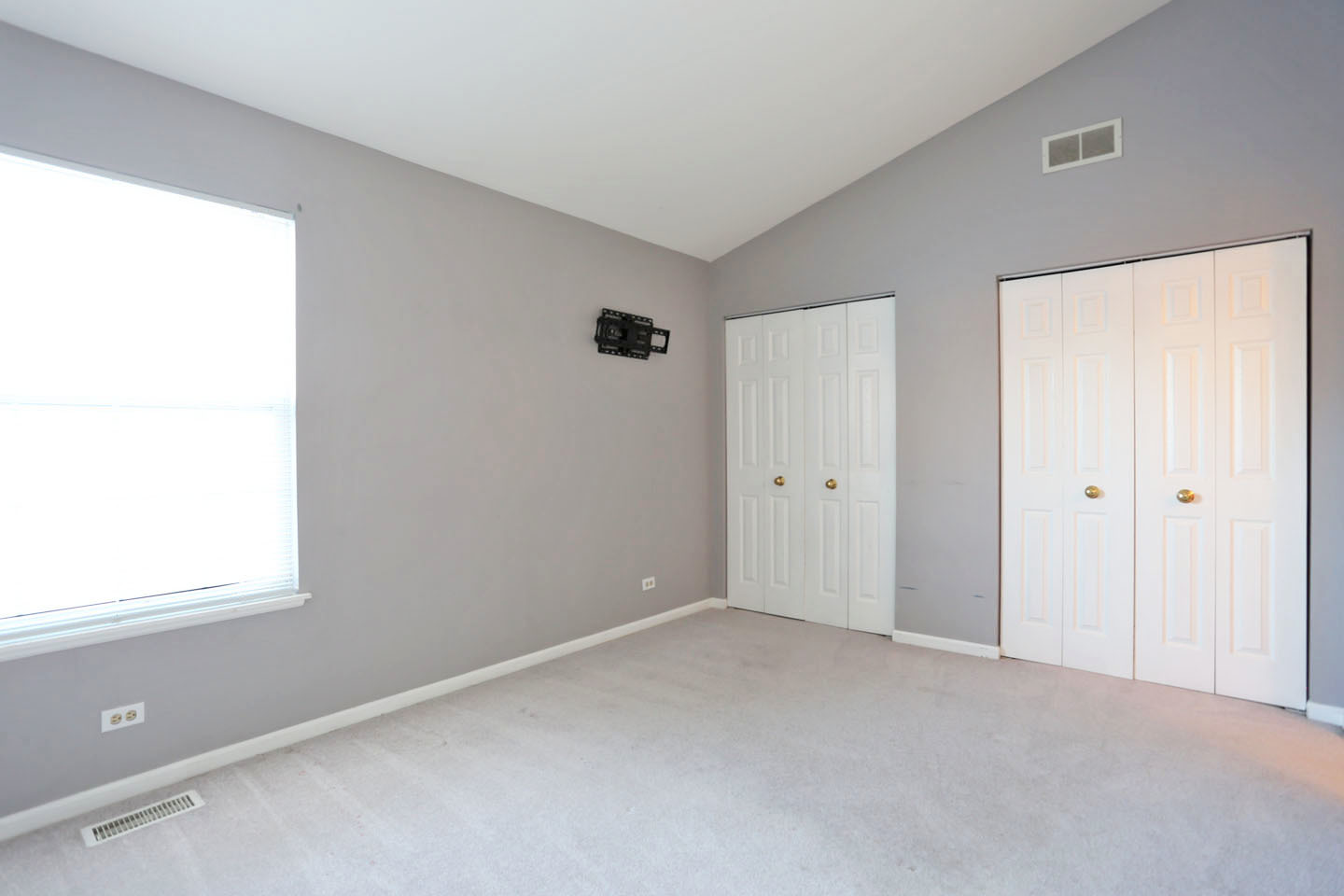 620 Cobblestone Court, Unit 620 Elgin, IL 60120 - Photo 18 of 25 a view of an empty room with a window