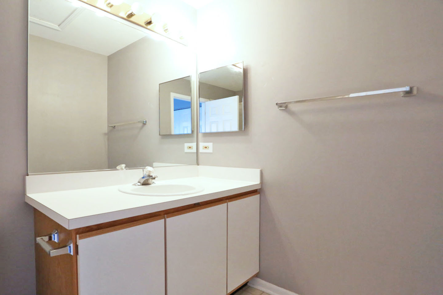 620 Cobblestone Court, Unit 620 Elgin, IL 60120 - Photo 20 of 25 a bathroom with a sink and a mirror