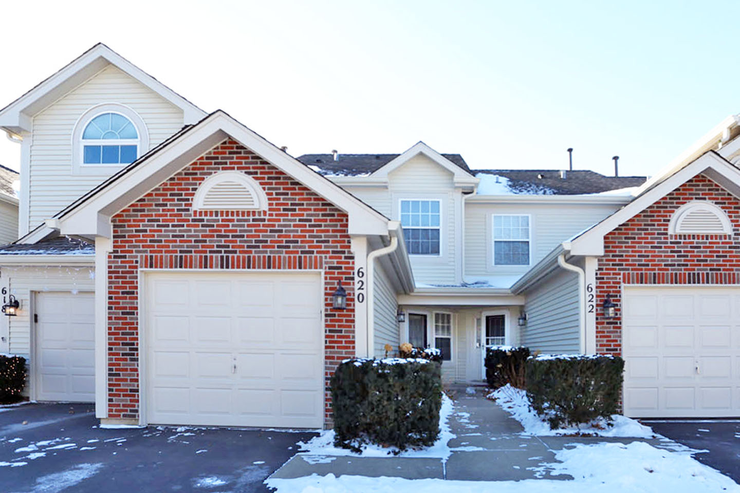 620 Cobblestone Court, Unit 620 Elgin, IL 60120 - Photo 2 of 25 a front view of a house with garden