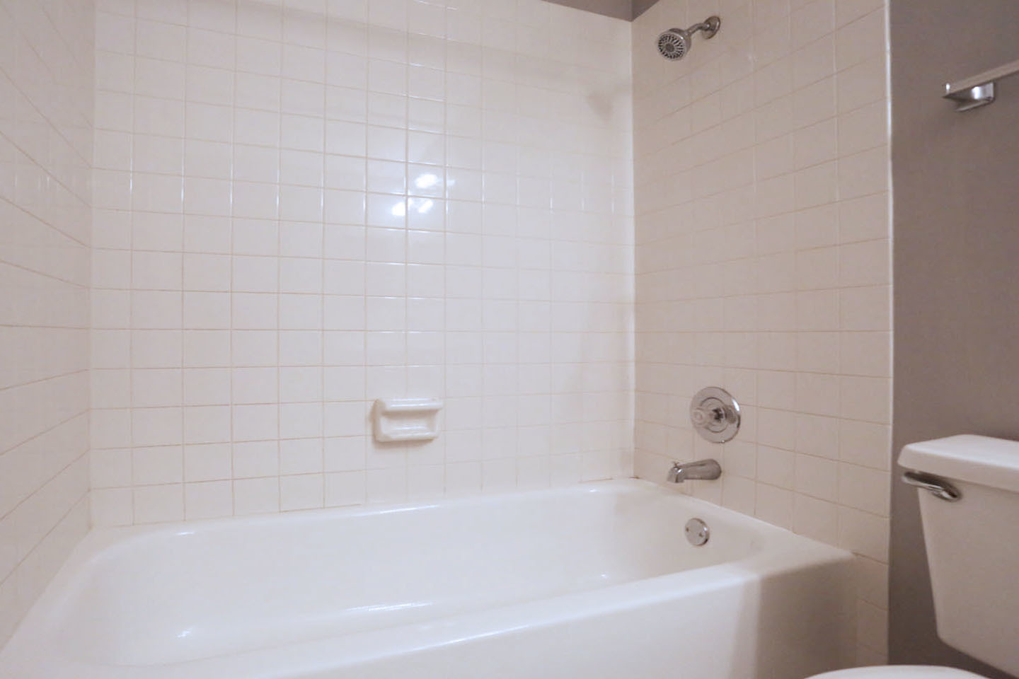 620 Cobblestone Court, Unit 620 Elgin, IL 60120 - Photo 21 of 25 a bathroom with a bathtub