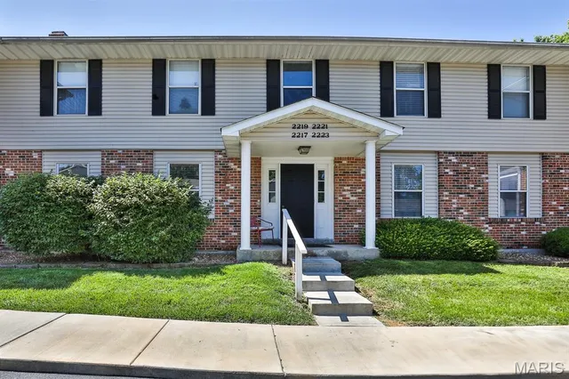 $132,900 | 2223 Highland Hill Drive, Unit E, St. Peters, MO 63376