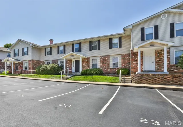 $132,900 | 2223 Highland Hill Drive, Unit E, St. Peters, MO 63376