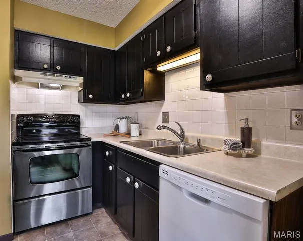 $132,900 | 2223 Highland Hill Drive, Unit E, St. Peters, MO 63376