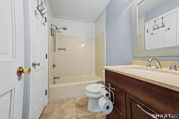 $324,900 | 100 10 Coat Lane, Unit 3A, Shelton, CT 06484