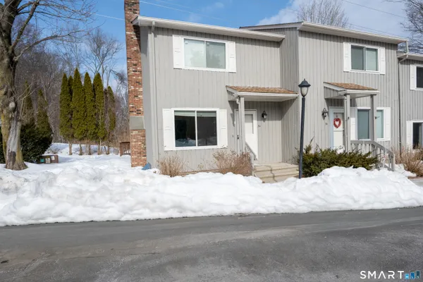 $324,900 | 100 10 Coat Lane, Unit 3A, Shelton, CT 06484