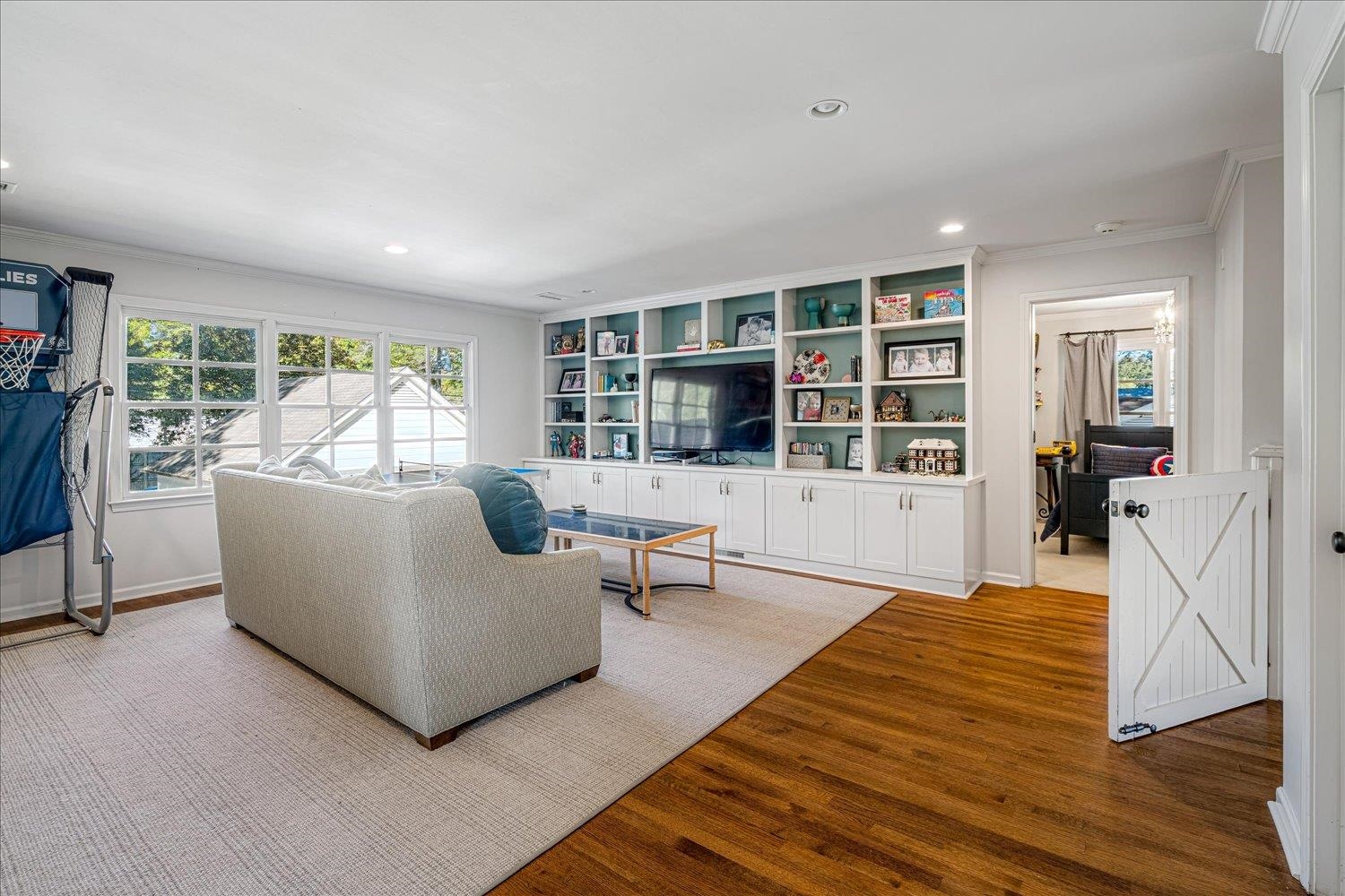 3682 Oakley Avenue Memphis, TN 38111 - Photo 26 of 34 a living room with furniture and windows