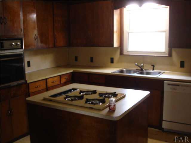 1085 Tate Road Cantonment, FL 32533 - Photo 6 of 19 Large kitchen with cooktop island.