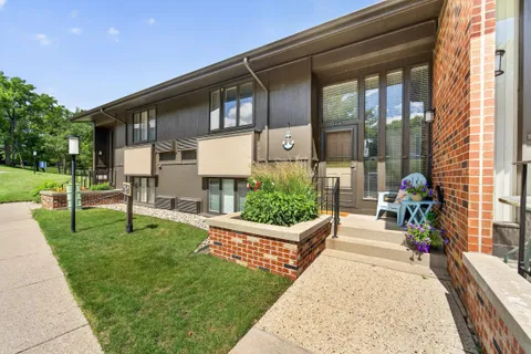 $275,000 | 33 Lausanne Court, Unit 3306, Geneva, WI 53147