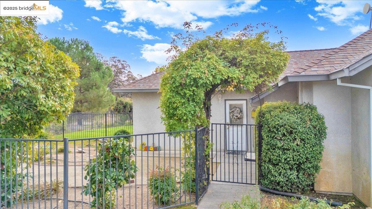 10200 Bell Mooney Road Jamestown, CA 95327 - Photo 40 of 60 a house view with a garden space