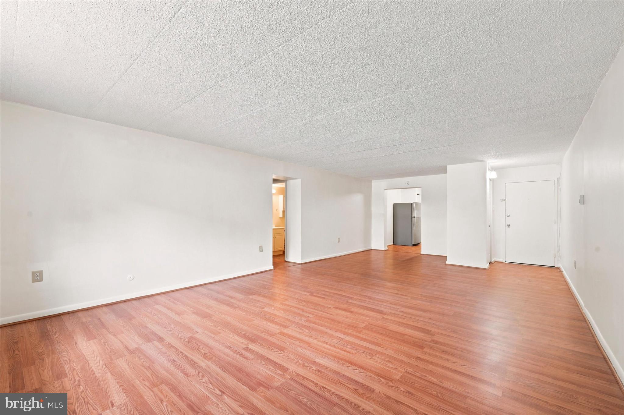 400 Glendale Road, Unit F13 Havertown, PA 19083 - Photo 4 of 17 Living room and dining room space