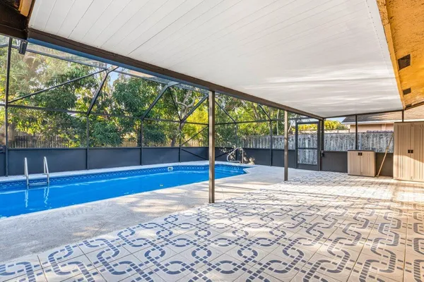 a view of a backyard