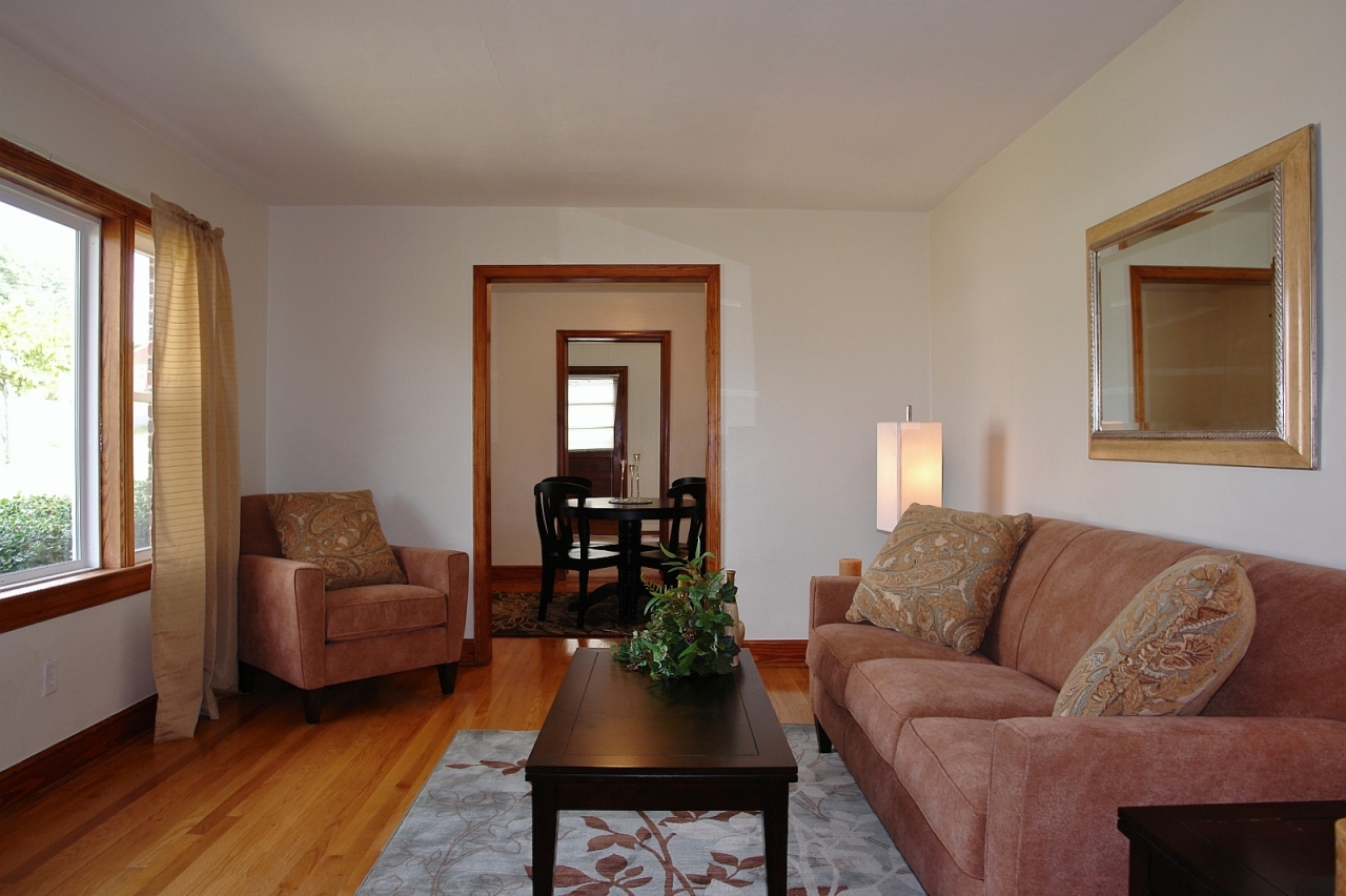 254 Post Road Roanoke, VA 24019 - Photo 2 of 25 a living room with furniture and a large window