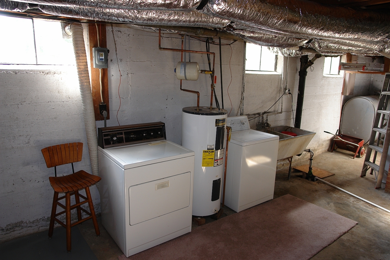 254 Post Road Roanoke, VA 24019 - Photo 19 of 25 a utility room with dryer and washer