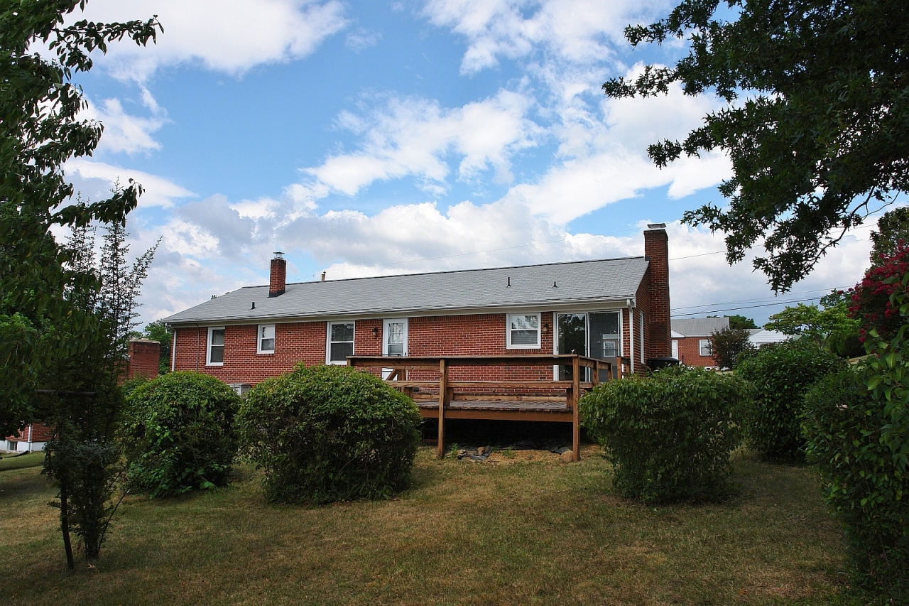 254 Post Road Roanoke, VA 24019 - Photo 22 of 25 a front view of a house with a garden