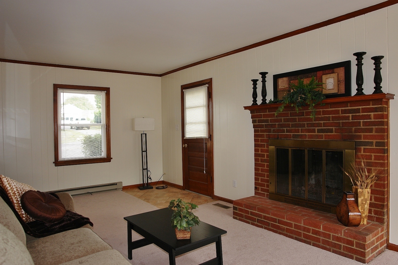 254 Post Road Roanoke, VA 24019 - Photo 4 of 25 a living room with furniture and a fireplace