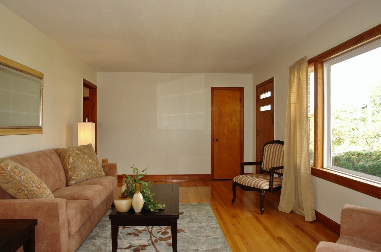 254 Post Road Roanoke, VA 24019 - Photo 6 of 25 a living room with furniture and a window
