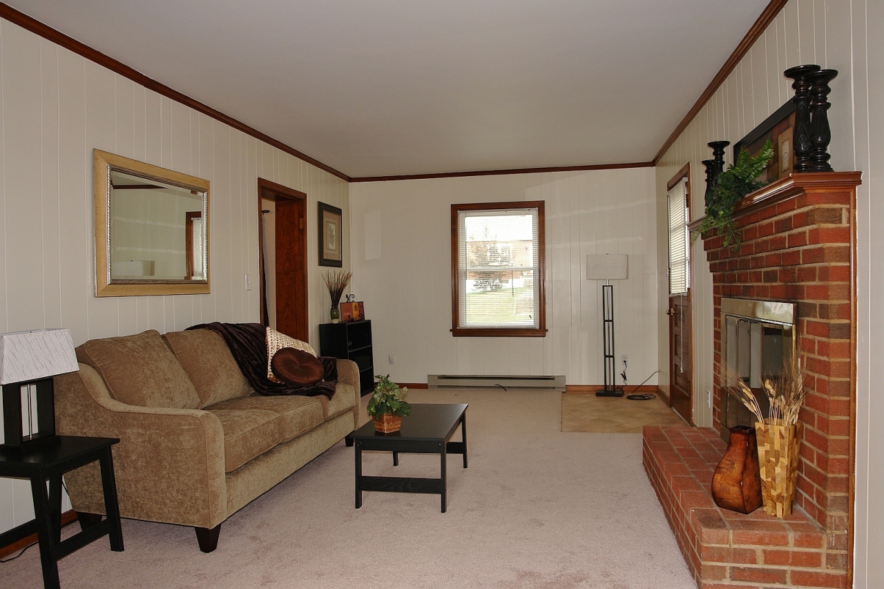254 Post Road Roanoke, VA 24019 - Photo 10 of 25 a living room with furniture and a window