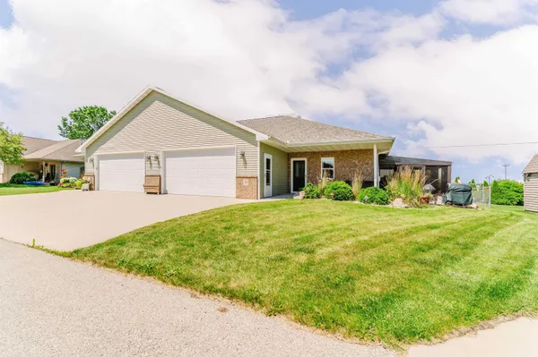 $349,900 | 320 East Evergreen Drive, Appleton, WI 54913