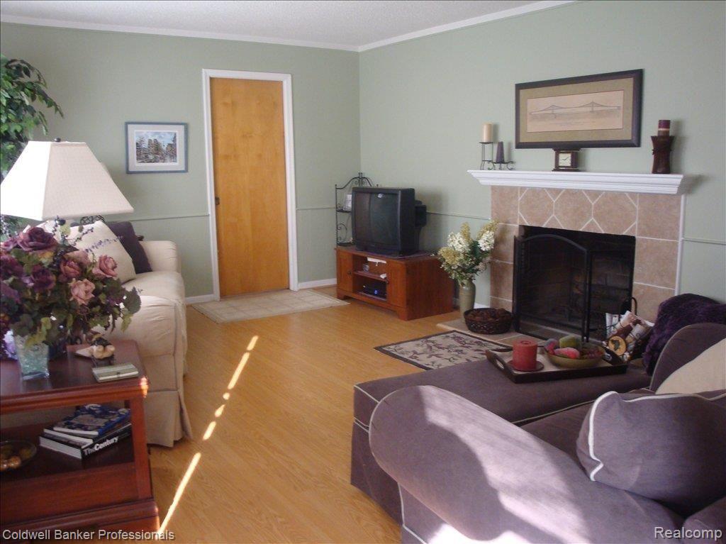 32245 Hearthstone Road Farmington, MI 48334 - Photo 4 of 7 Family Room