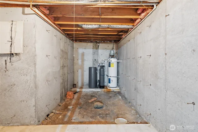 a view of entryway with a shower