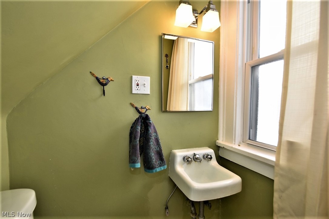 3148 Albion Road Cleveland, OH 44120 - Photo 13 of 32 Half Bath